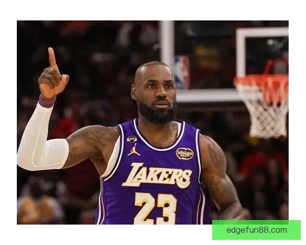 41岁勒布朗差1篮板创三双纪录却遭争议判罚 湖媒怒批裁判判决荒谬