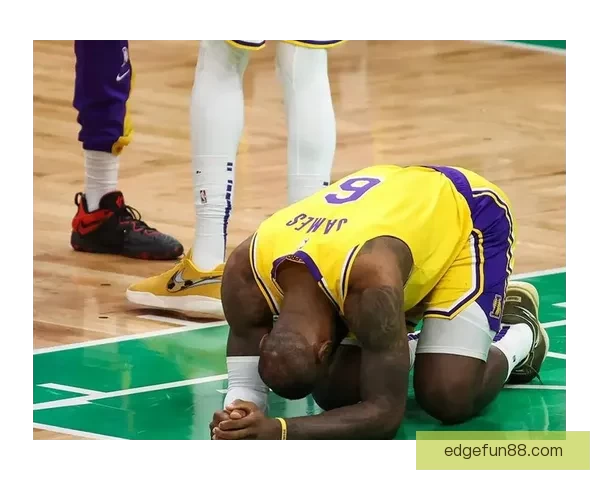 41岁勒布朗差1篮板创三双纪录却遭争议判罚 湖媒怒批裁判判决荒谬